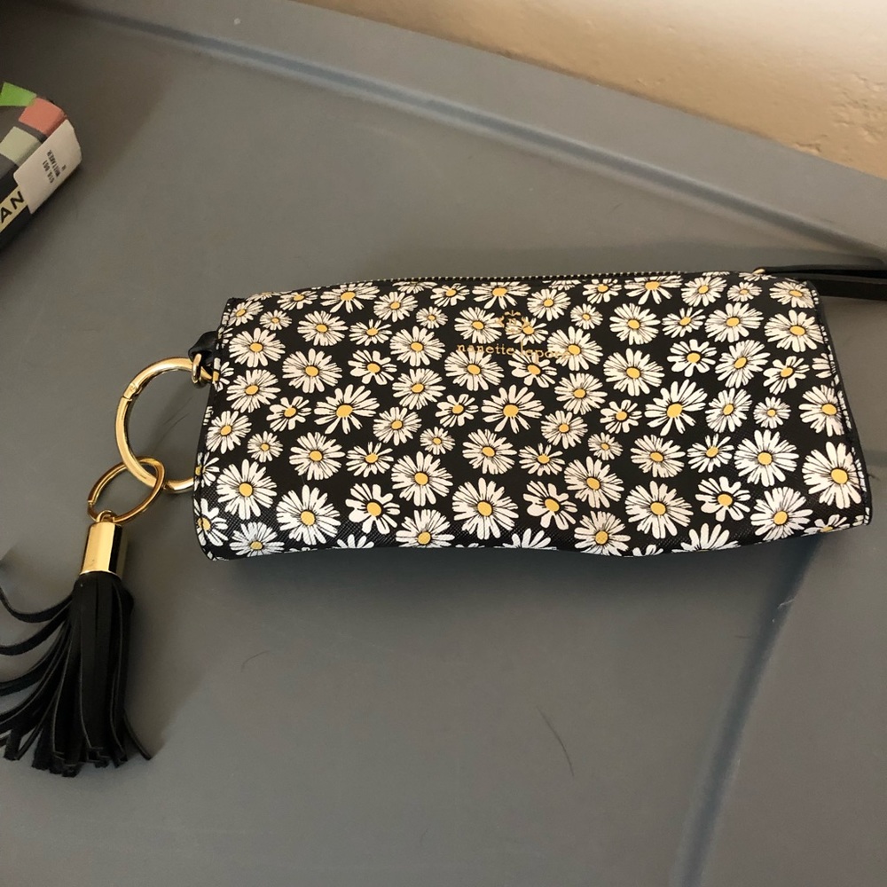 Cute spring summer wallet/wristlet black with cute daisies